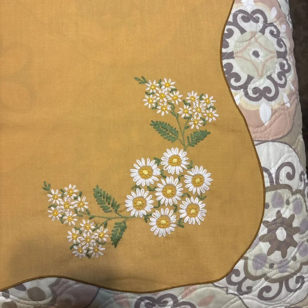 VTG Gold With Flower Embroidered Rectangle Table Cloth 48” X 66” & 6 Napkins